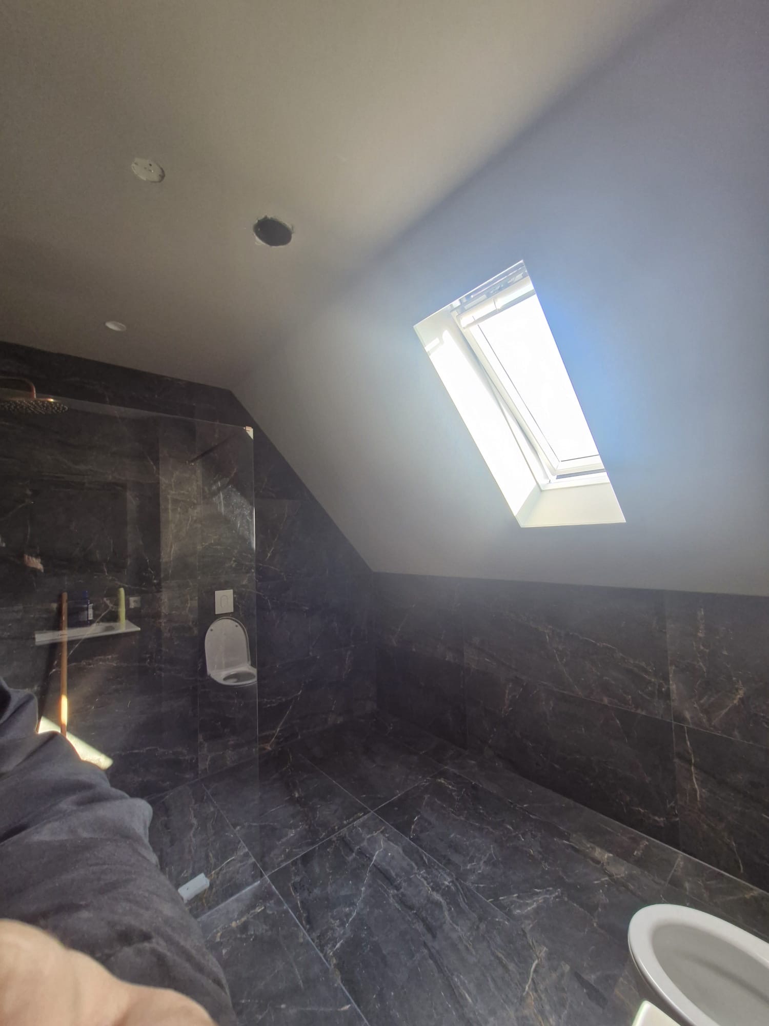 Strak plafond boven marmeren badkamer